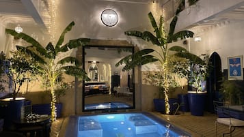 Una piscina al aire libre, sillones reclinables de piscina