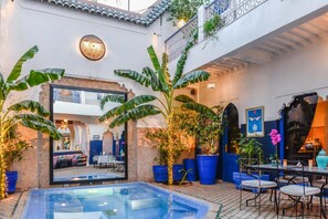 Kolam renang terbuka, kerusi lepak pantai