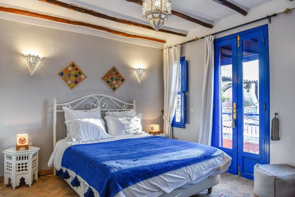 Superior Double Room, Private Bathroom (Chambre double supérieure) | Peti besi dalam bilik, meja, langsir/tirai gelap terus, kalis bunyi