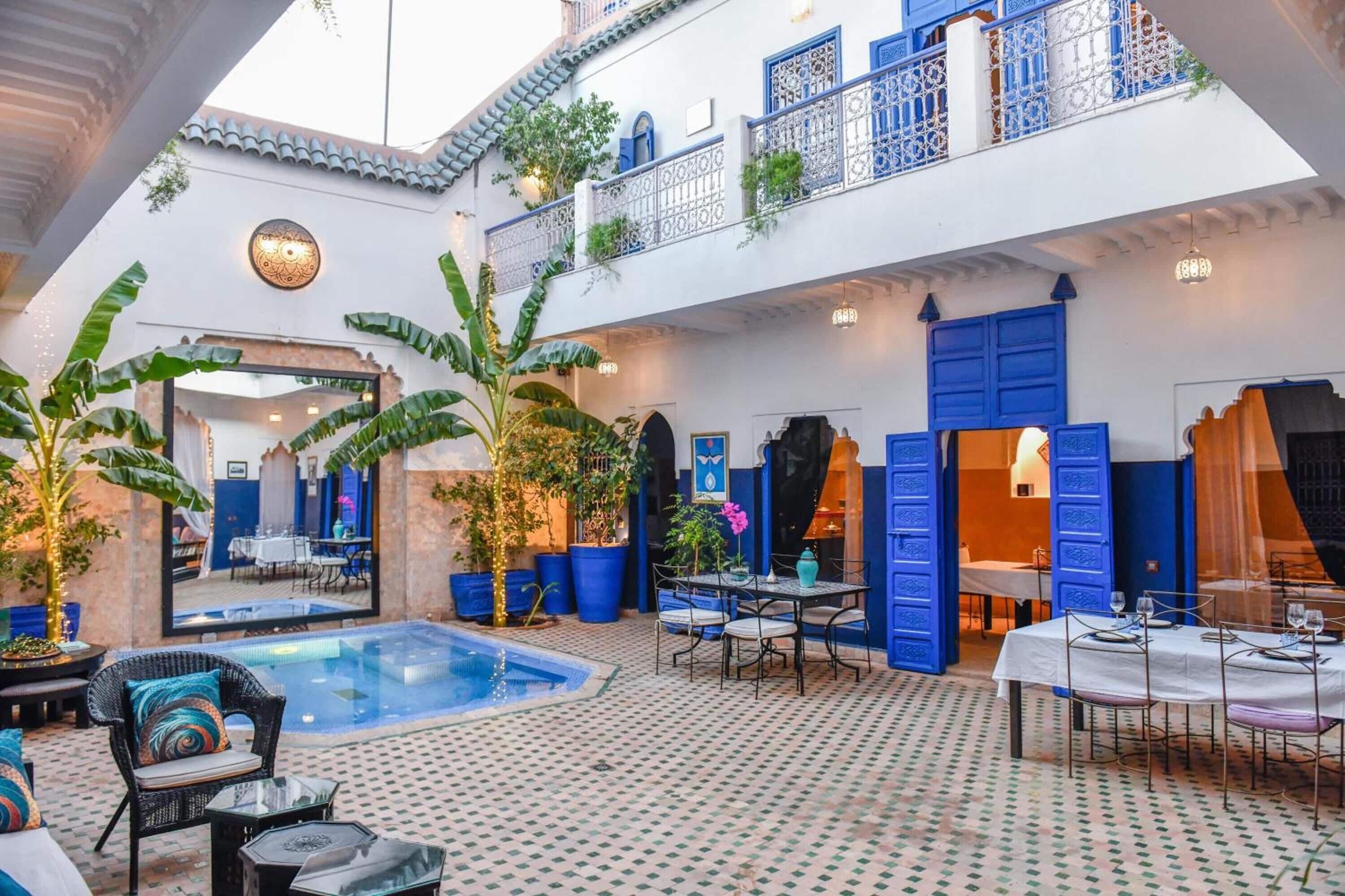 Una piscina al aire libre, tumbonas