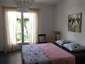 3 slaapkamers, een strijkplank/strijkijzer, wifi, beddengoed