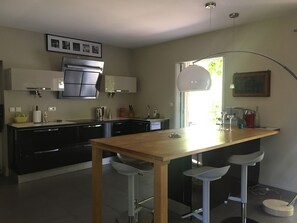 Een microgolfoven, een oven, een vaatwasser