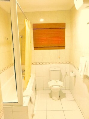 Rainfall showerhead, free toiletries, towels, soap