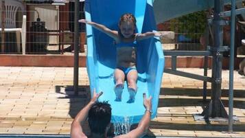 Piscina externa, funciona das 8h às 18h, guarda-sóis, espreguiçadeiras