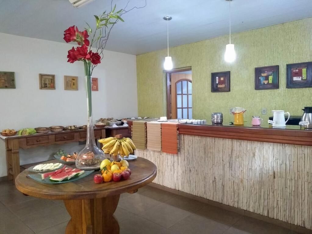 Un buffet proposant une variété de plats, avec un vase de fleurs placé sur une table.