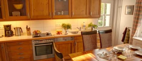 Four, plaque de cuisson, tables à manger