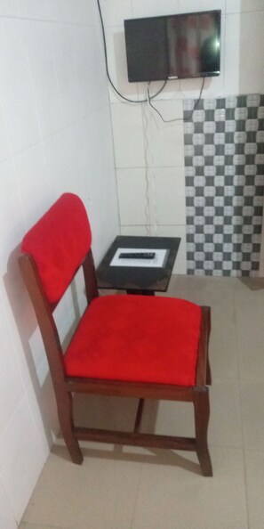 Deluxe Double Room Single Use | Desk, laptop workspace, free WiFi - JEBLEZ HOME LODGE (Busua)