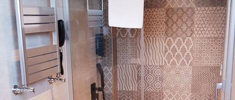 Une salle de bain moderne équipée de toilettes, d’un bidet et d’une douche.