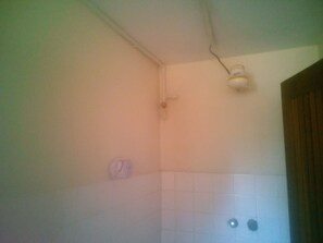 Einzelzimmer | Badezimmer | Dusche, Regendusche, Hausschuhe, Handtücher