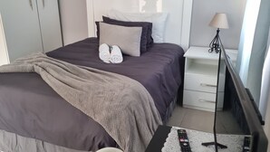 Suite Deluks, 1 Tempat Tidur Double | Meja kerja, ruang kerja ramah laptop, dan setrika/meja setrika