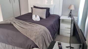 Deluxe Suite, 1 Double Bed | Desk, laptop workspace, iron/ironing board, free WiFi