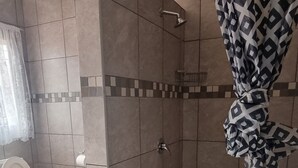 Pengering rambut, handuk, sabun, dan tisu toilet