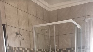Suite Deluks, 1 Tempat Tidur Double | Kamar mandi | Pengering rambut, handuk, sabun, dan tisu toilet