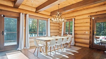 House, 4 Bedrooms, Kitchen | In-room dining