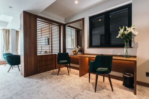 Suite junior | Área de sala de estar | Smart TV de 40 pulgadas con canales por cable y películas con cargo 