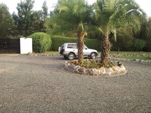 Property grounds - Meg's Guest House (Eldoret)