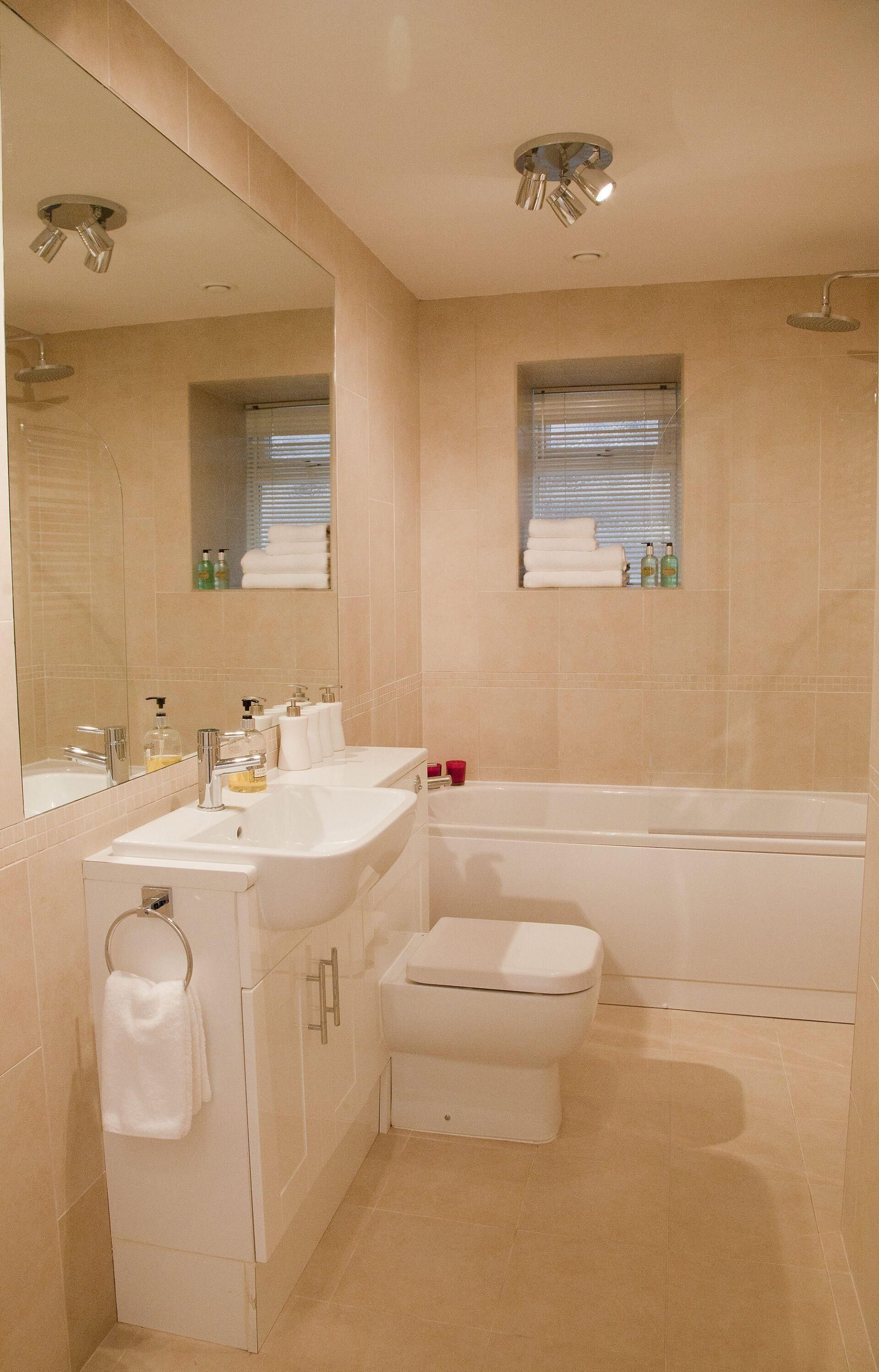Combined shower/tub, free toiletries, hair dryer, towels