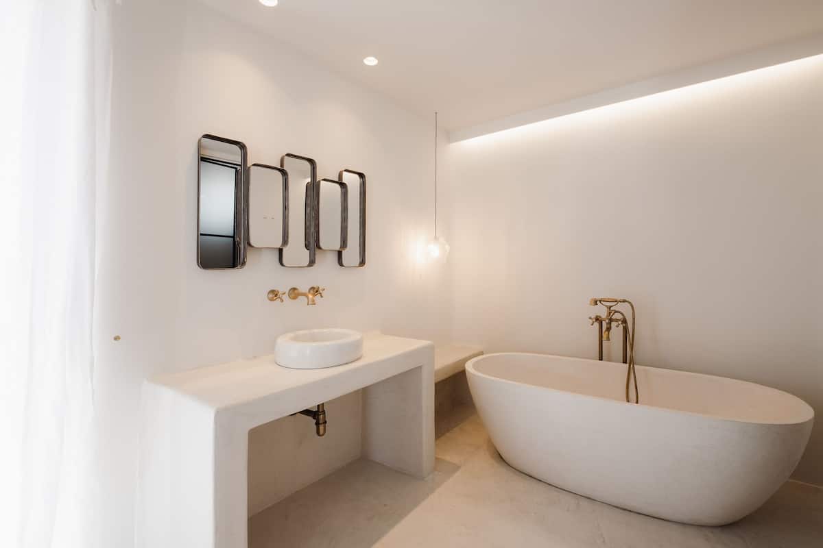 deluxe suite | bathroom | shower, eco-friendly toiletries, hair dryer, bathrobes