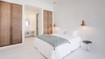 Svit - bubbelpool (Koukoumi Suite with Veranda) | SÀngtillbehör av högsta kvalitet, bÀddmadrasser och minibar