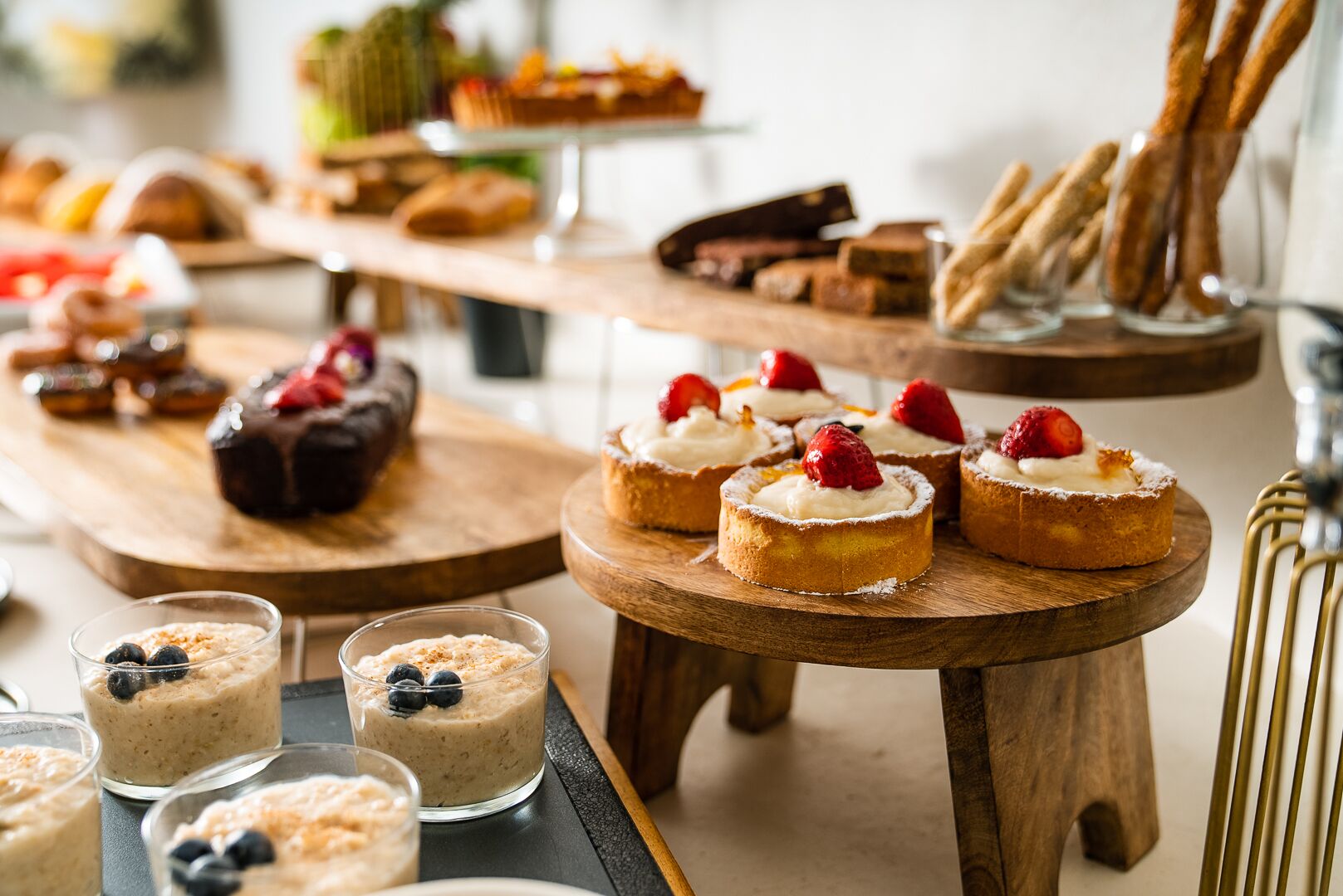 Un bufé de postres con diversas pastelerías y dulces.