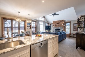 Apartment, 3 Schlafzimmer, 2 Bäder | Eigene Küche | Großer Kühlschrank, Mikrowelle, Ofen, Herdplatte