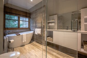 Condo, 3 chambres, 2 salles de bains | Salle de bain | Baignoire et douche séparées, baignoire profonde, séchoir à cheveux