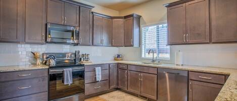 ثلاجة، ميكروويف، فرن، موقد طهي مسطح