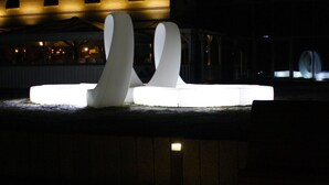 A modern outdoor sculpture with abstract shapes illuminated at night. - Vacation apartment Kiekin - Kiekut (Wenningstedt-Braderup (Sylt))