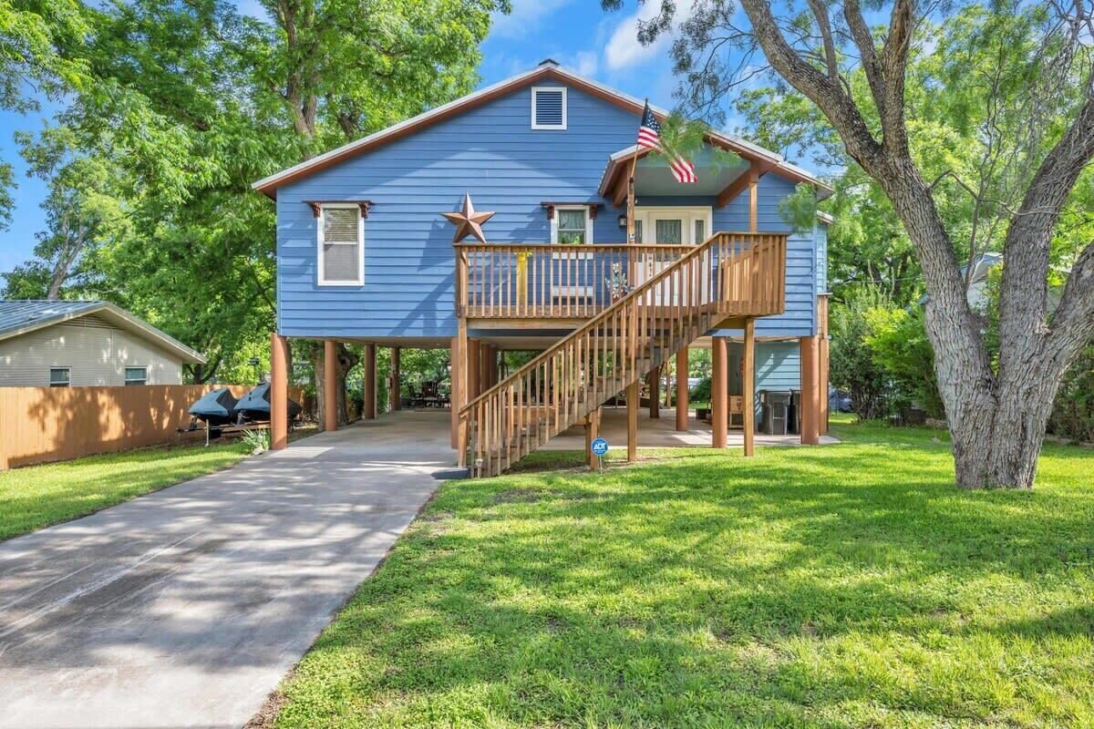 Pecan Paradise- Lakefront in a Cove w/ a Boat Dock