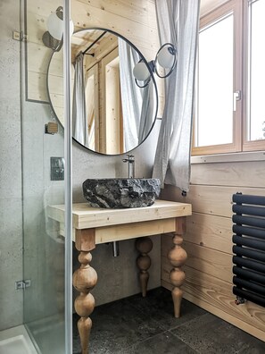Suihku, ympäristöystävälliset hygieniatuotteet, hiustenkuivaaja, bidee