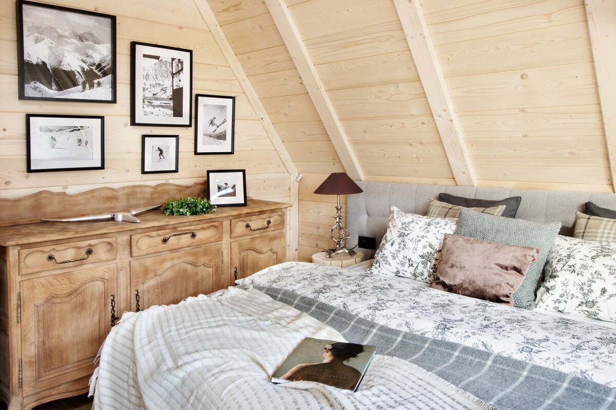 Design Room (Sunset) | 1 bedroom, iron/ironing board, free WiFi, bed sheets