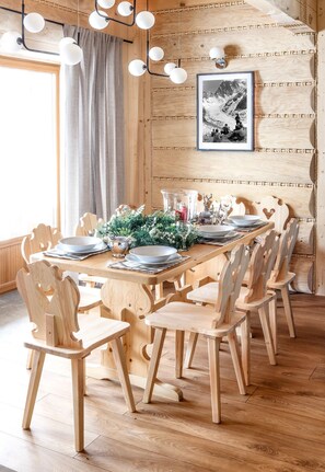 Casa de campo de diseñador | Área de sala de estar | Televisión de pantalla plana 