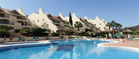 Una piscina cubierta