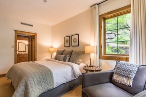 1 habitación, decoración personalizada y tabla de planchar con plancha 