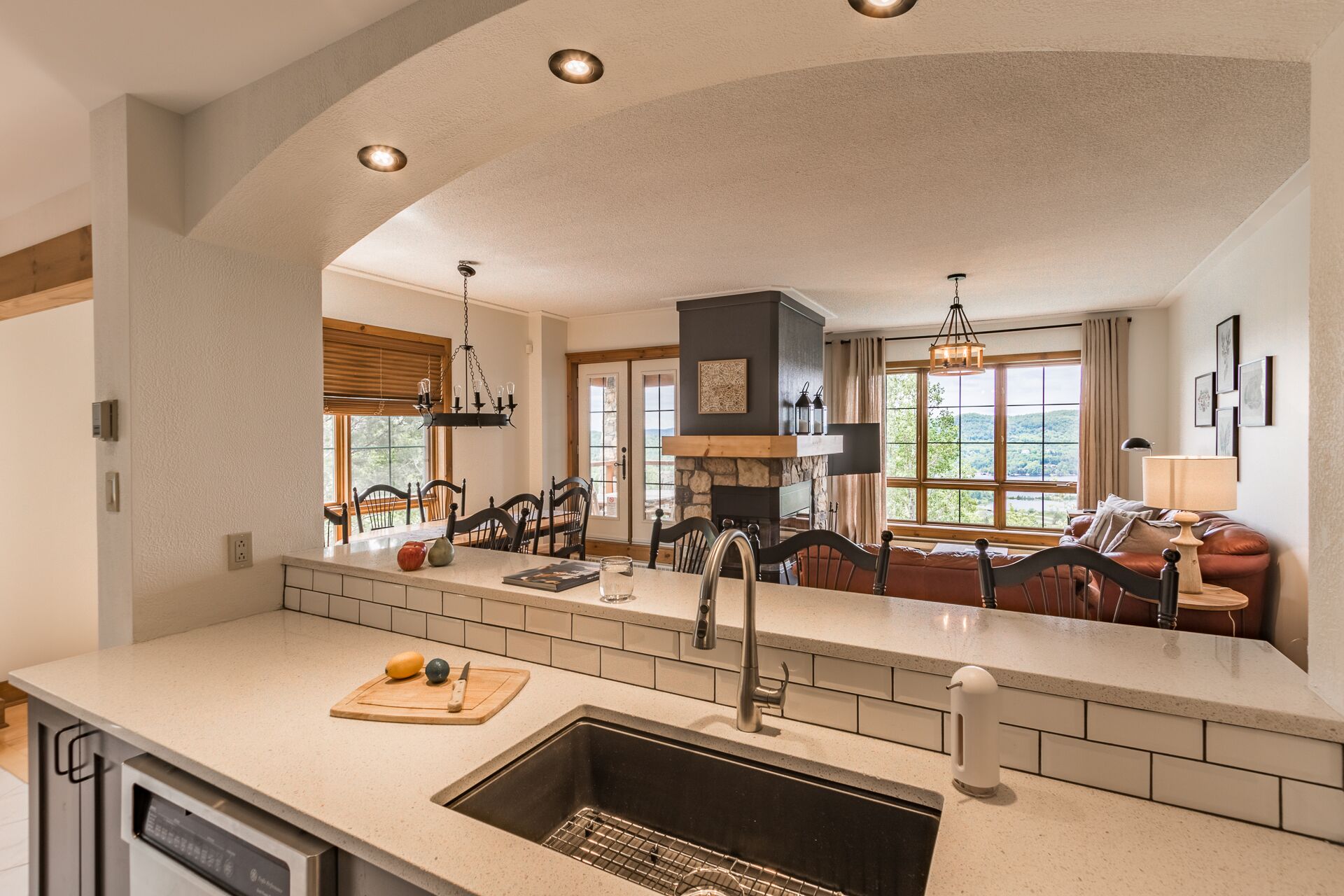 ラグジュアリー コンドミニアム 3 ベッドルーム レイクビュー | 専用キッチン | 大型冷蔵庫、電子レンジ、オーブン、食器洗い機