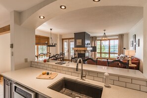 Equinoxe 150-1 | Private kitchen | Full-sized fridge, microwave, oven, dishwasher - Equinoxe by Tremblant Platinum (Mont-Tremblant)