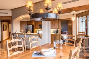 Equinoxe 174-1 | In-room dining