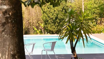 Una piscina al aire libre de temporada