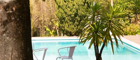 Una piscina al aire libre de temporada