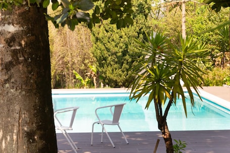 Una piscina al aire libre de temporada