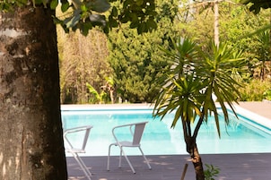 Una piscina al aire libre de temporada