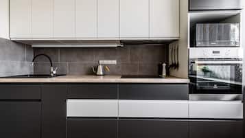 Frigorífico, microondas, horno y placa de cocina