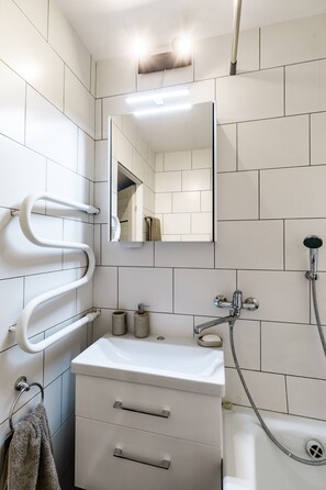 Combined shower/tub, hair dryer, towels, soap