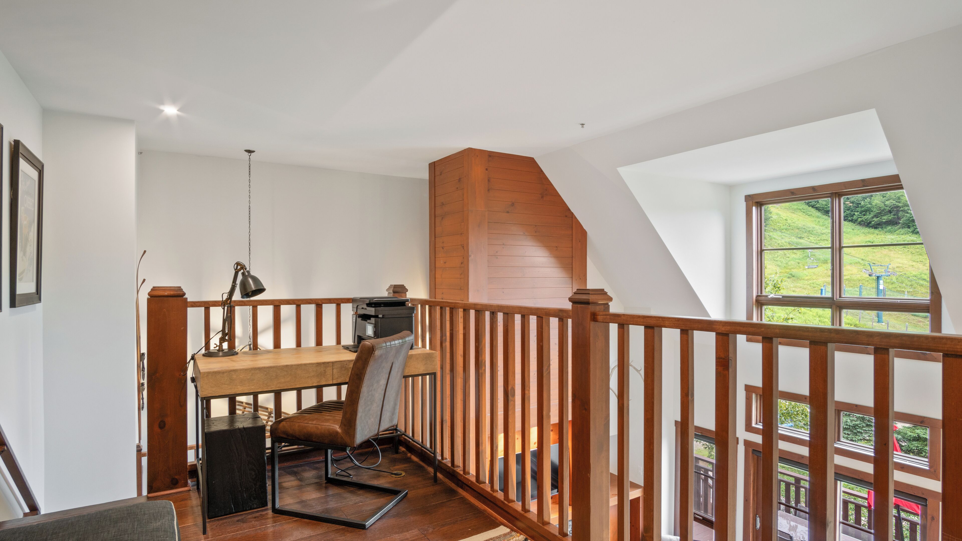 Ein Schlafzimmer im Loft-Stil mit Schräge, einem Schreibtisch und einem Stuhl.