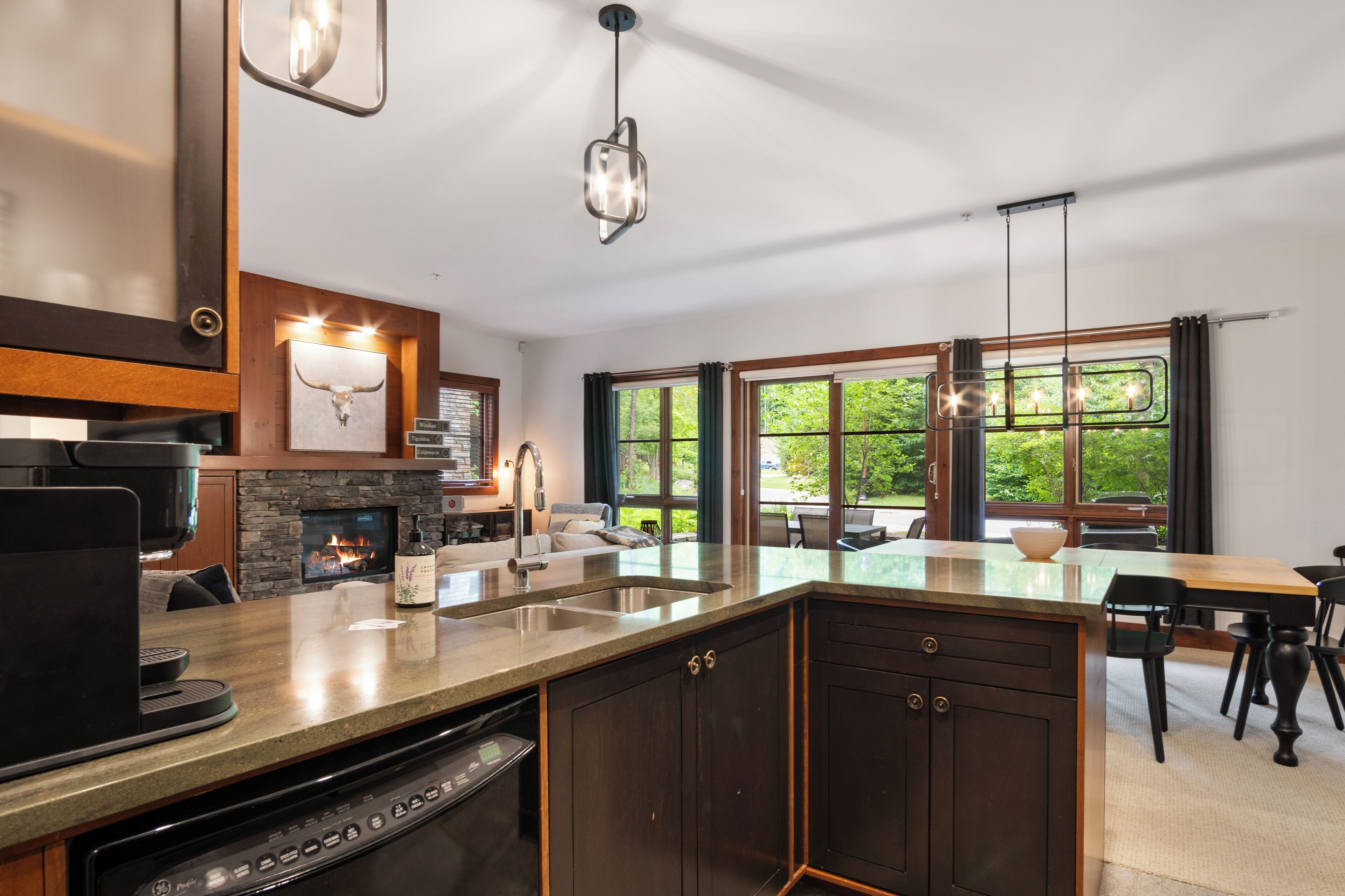 Etoile Du Matin 1500-10 | Private kitchen | Full-sized fridge, microwave, oven, stovetop
