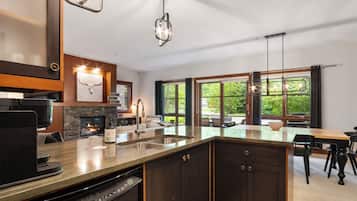 Etoile Du Matin 1500-10 | Private kitchen | Full-sized fridge, microwave, oven, stovetop