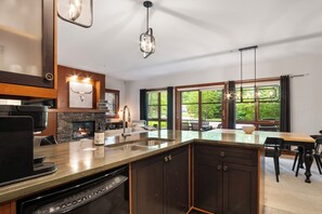 Apartment | Eigene Küche | Großer Kühlschrank, Mikrowelle, Ofen, Herdplatte