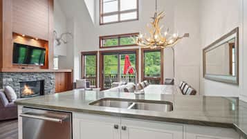 Etoile Du Matin 1520-13 | Private kitchen | Full-sized fridge, microwave, oven, stovetop