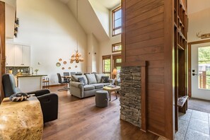 Luxury-Apartment | Wohnbereich | Flachbildfernseher