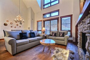 Luxury Condo | Ruang tamu | TV skrin rata 